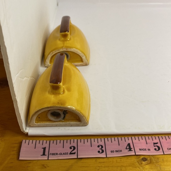 Vintage Salt and Pepper Shakers Irons British Columbia Souvenir 4” tall - Picture 11 of 11